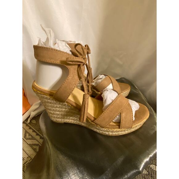Women's Shoedazzle Wedge Sandals "Jillian" style, Tan faux suede Size 10 NIB - Picture 5 of 16